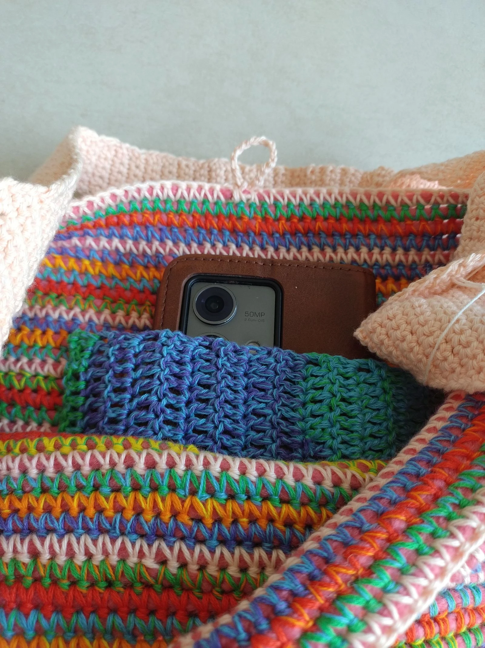 Bolso de hombro hecho a mano con ganchillo en colores del arcoíris – photo 7
